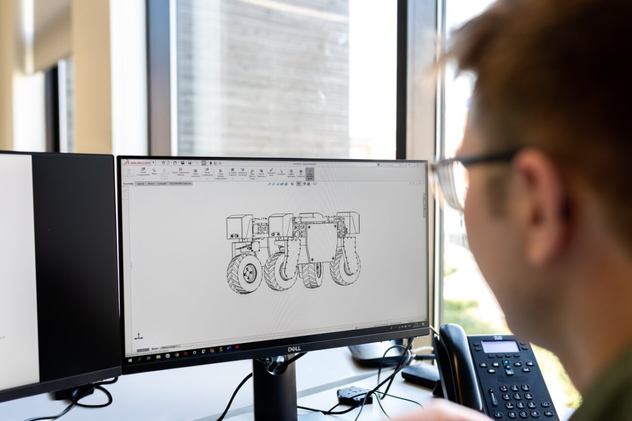 Persona modelando en software especializado