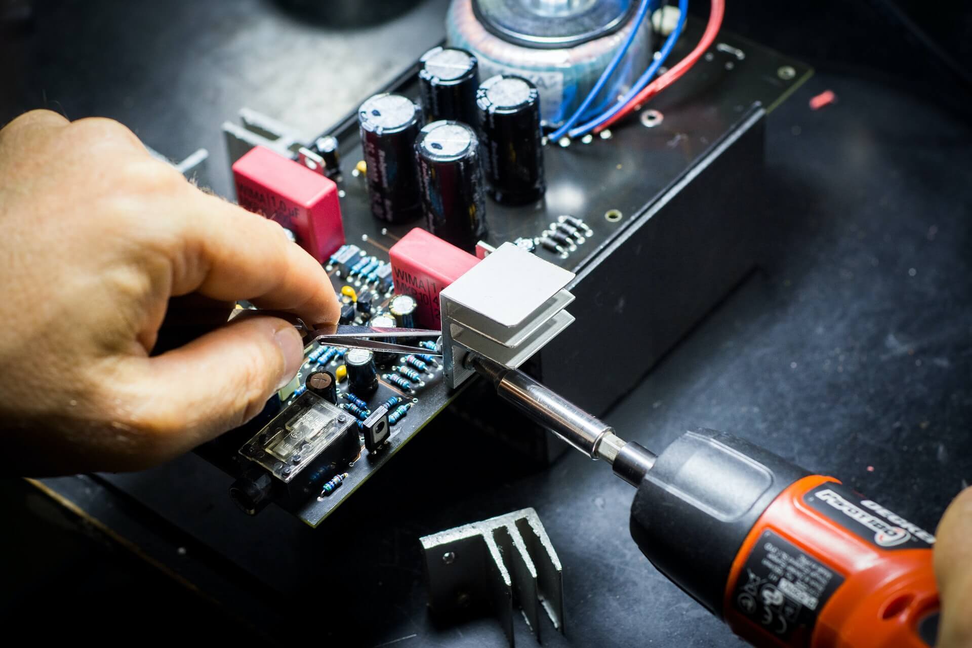 Persona reparando tarjeta electrónica